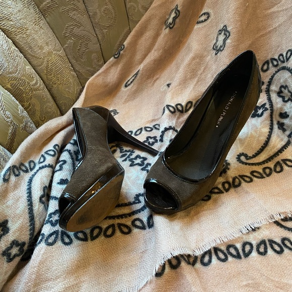 Donald Pliner Pumps  Gorgeous! Like new. Size 8.5 M - Picture 6 of 7
